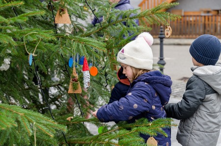 18 Okrasitev smreke v trškem jedru